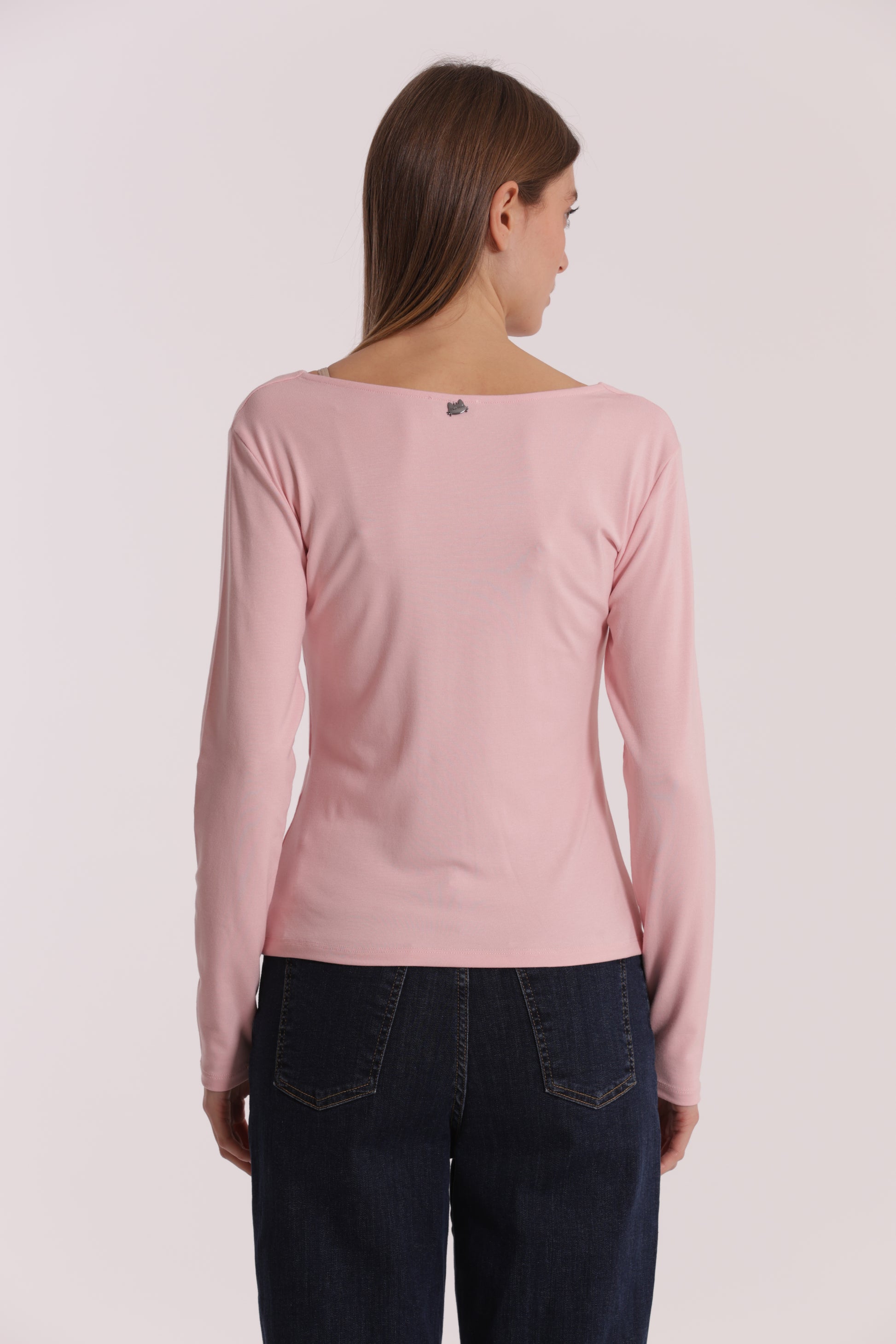 T-SHIRT SCOLLO A V CON ACCESSORIO