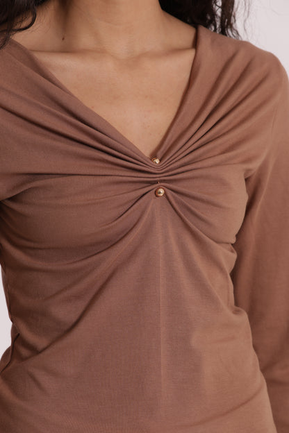 T-SHIRT SCOLLO A V CON ACCESSORIO
