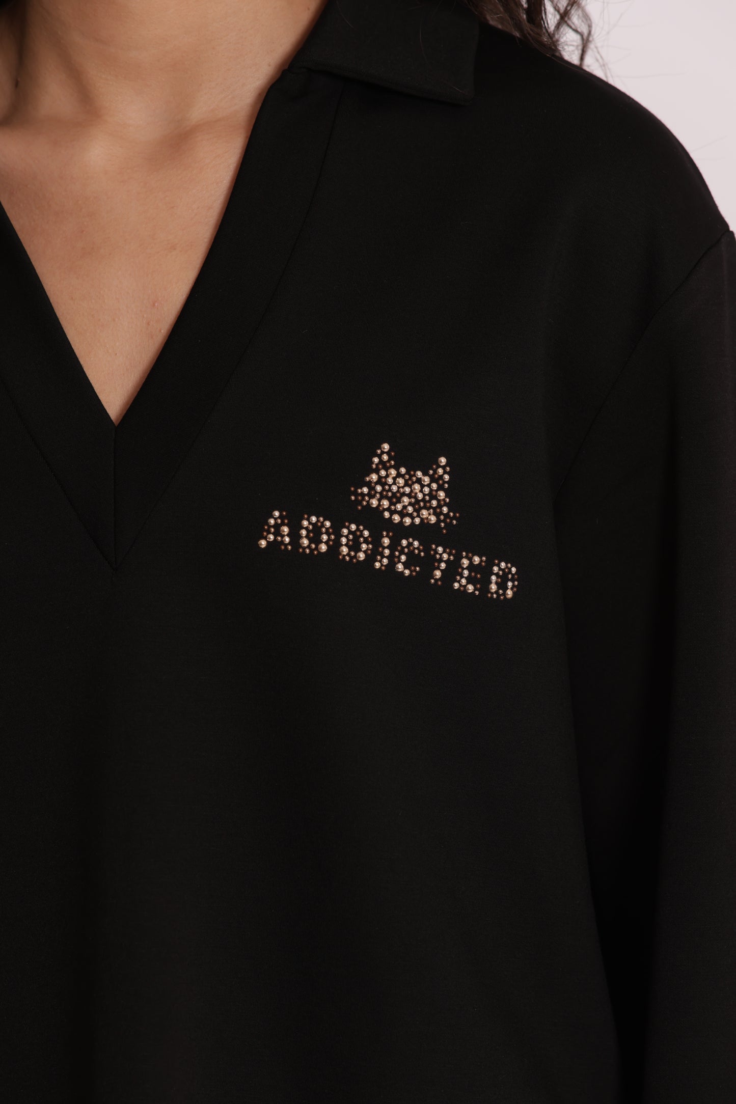 FELPA SCOLLO A V "MIMI-MUA ADDICTED"
