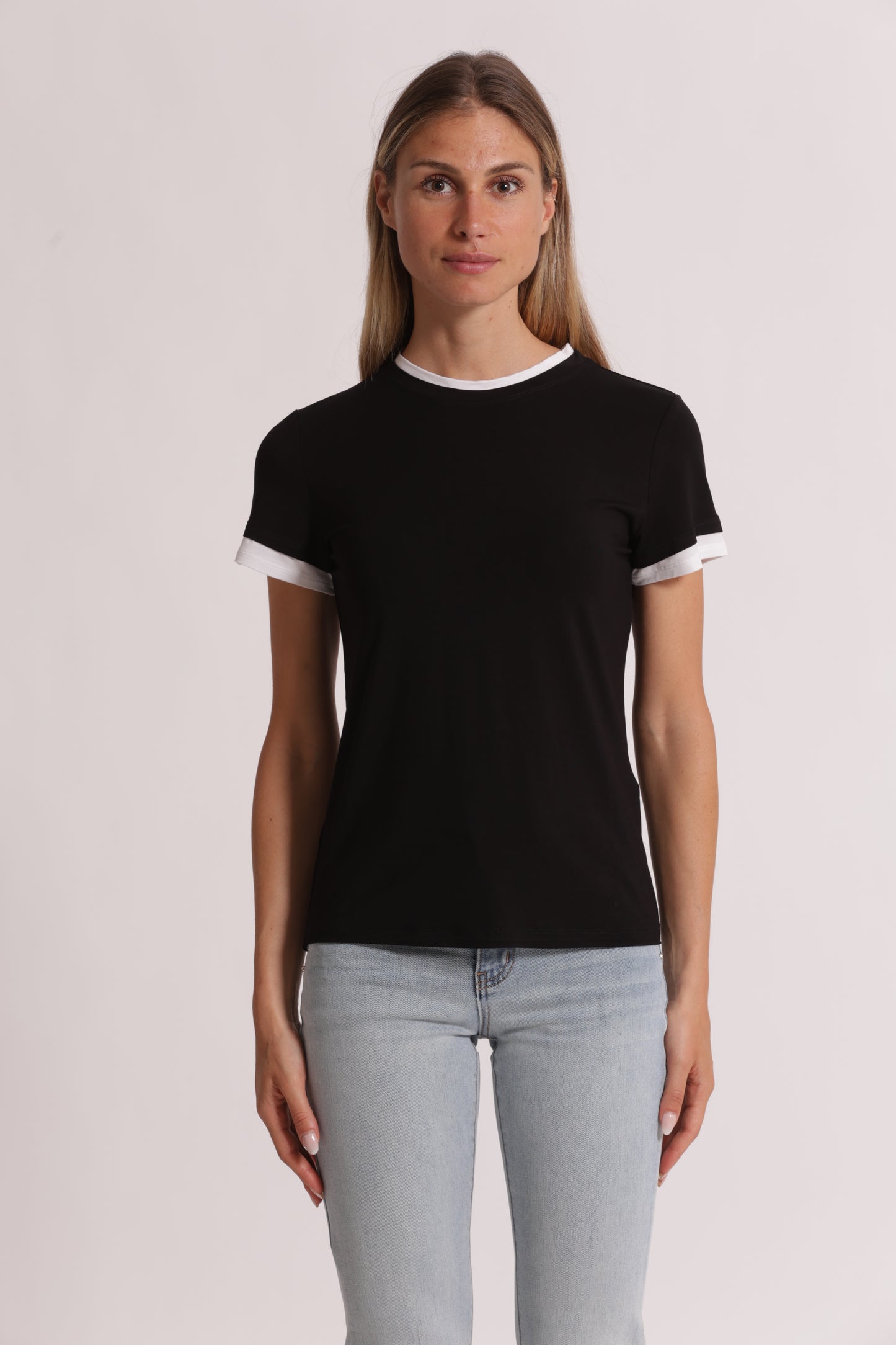 T-SHIRT CON BORDI A CONTRASTO