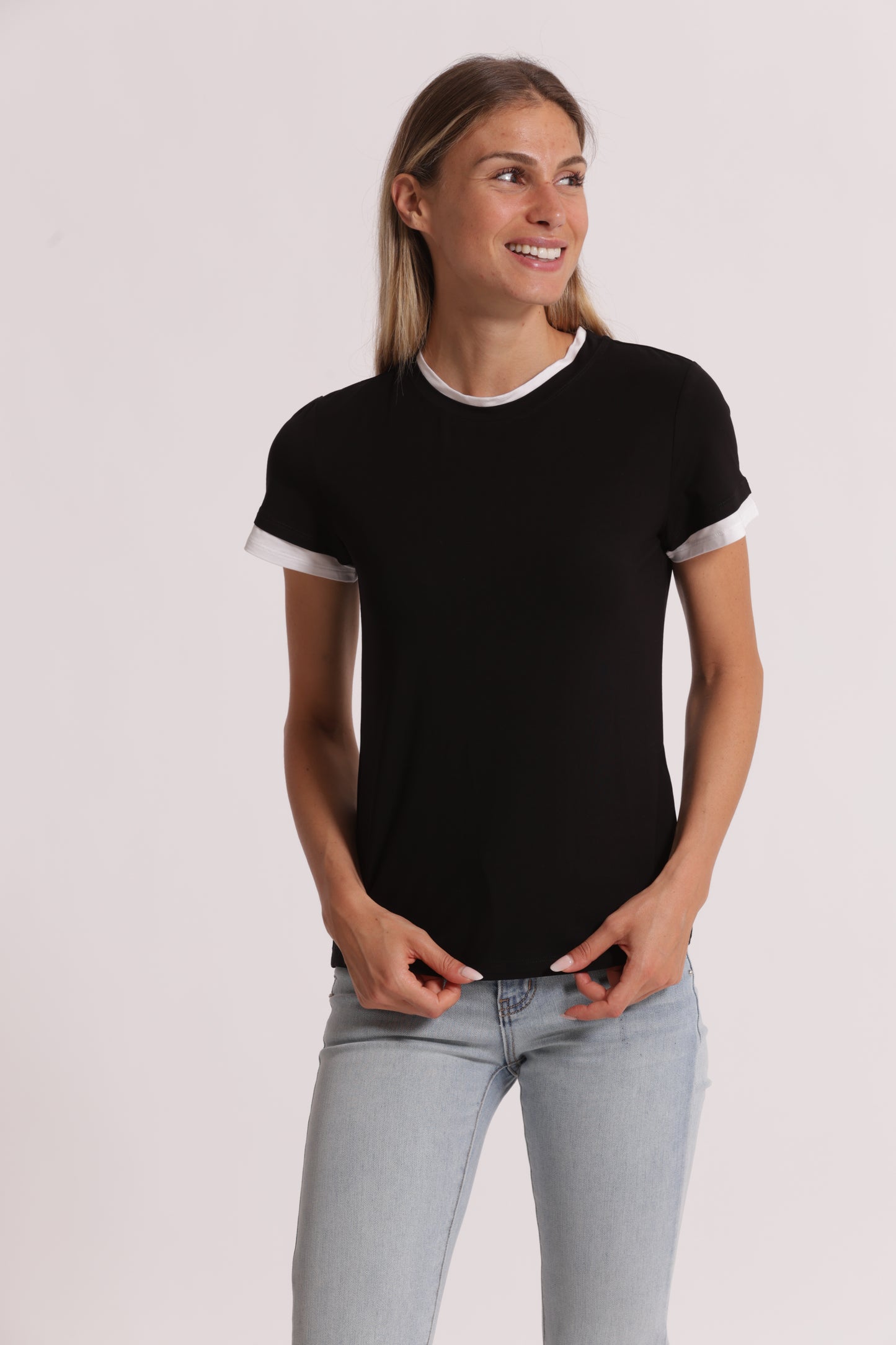 T-SHIRT CON BORDI A CONTRASTO