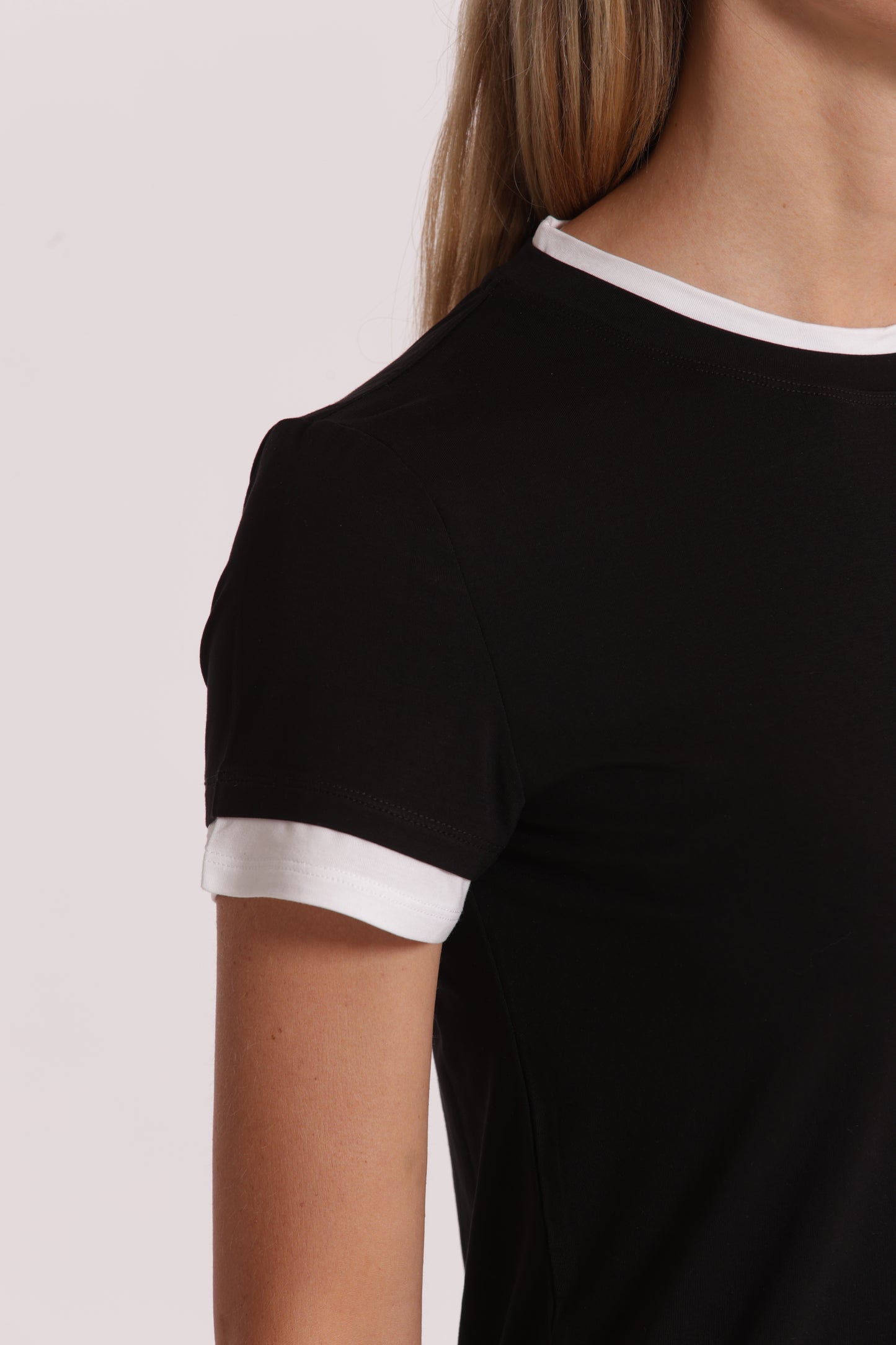 T-SHIRT CON BORDI A CONTRASTO