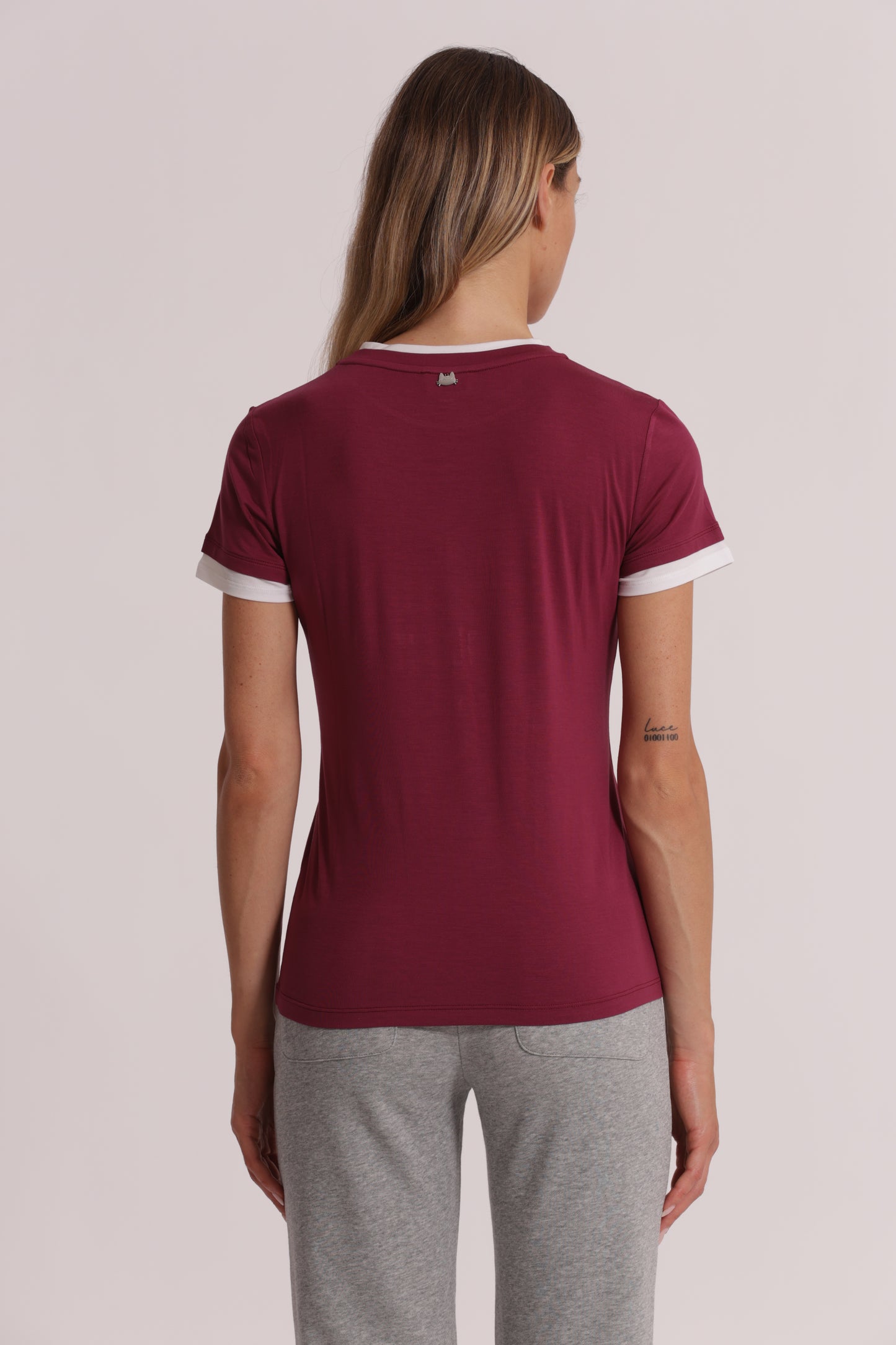 T-SHIRT CON BORDI A CONTRASTO