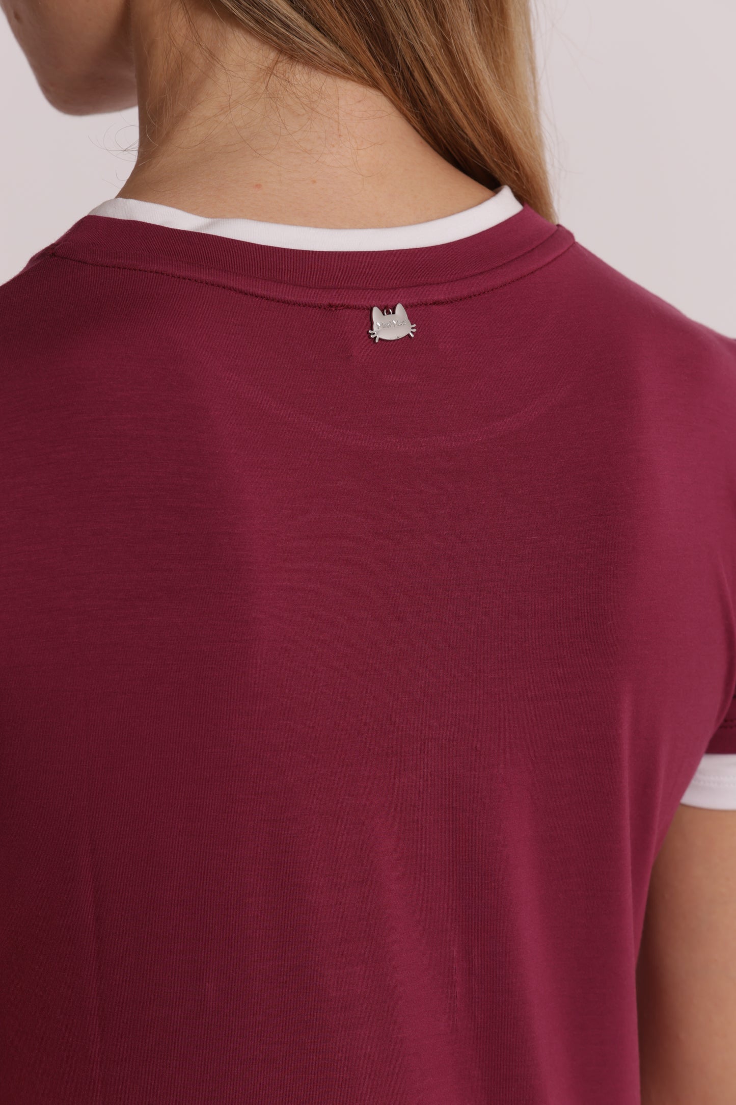 T-SHIRT CON BORDI A CONTRASTO