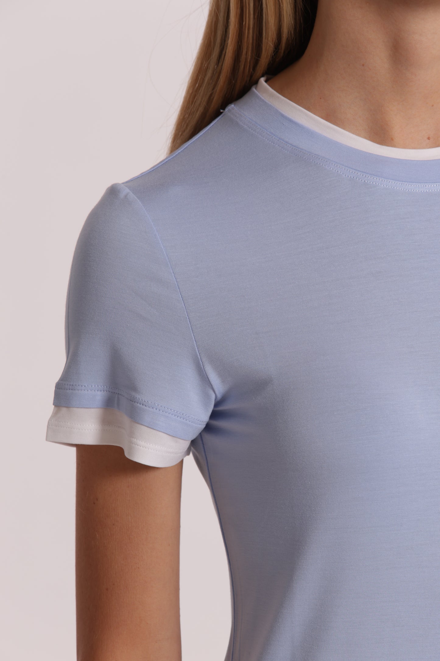 T-SHIRT CON BORDI A CONTRASTO