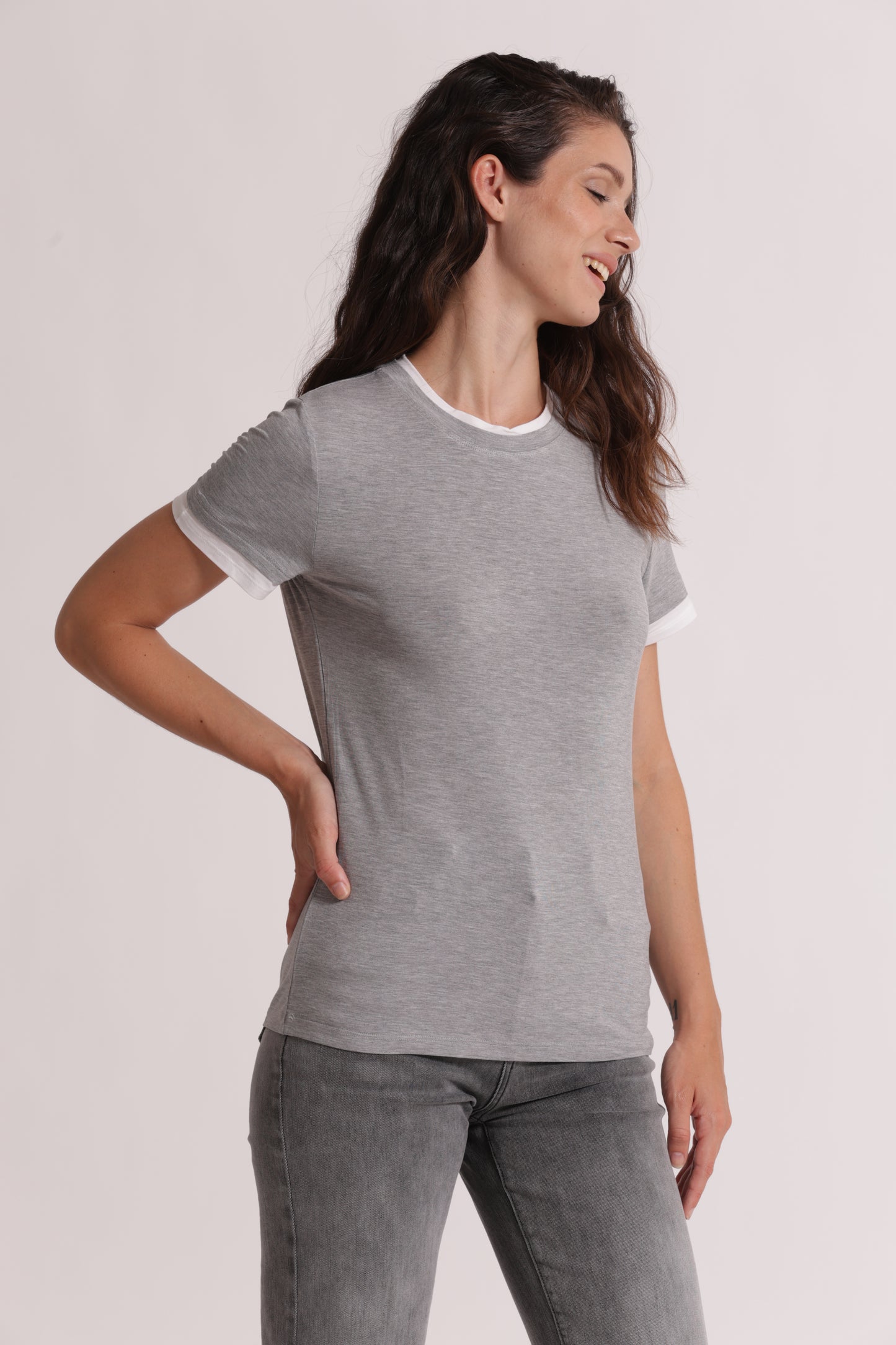 T-SHIRT CON BORDI A CONTRASTO