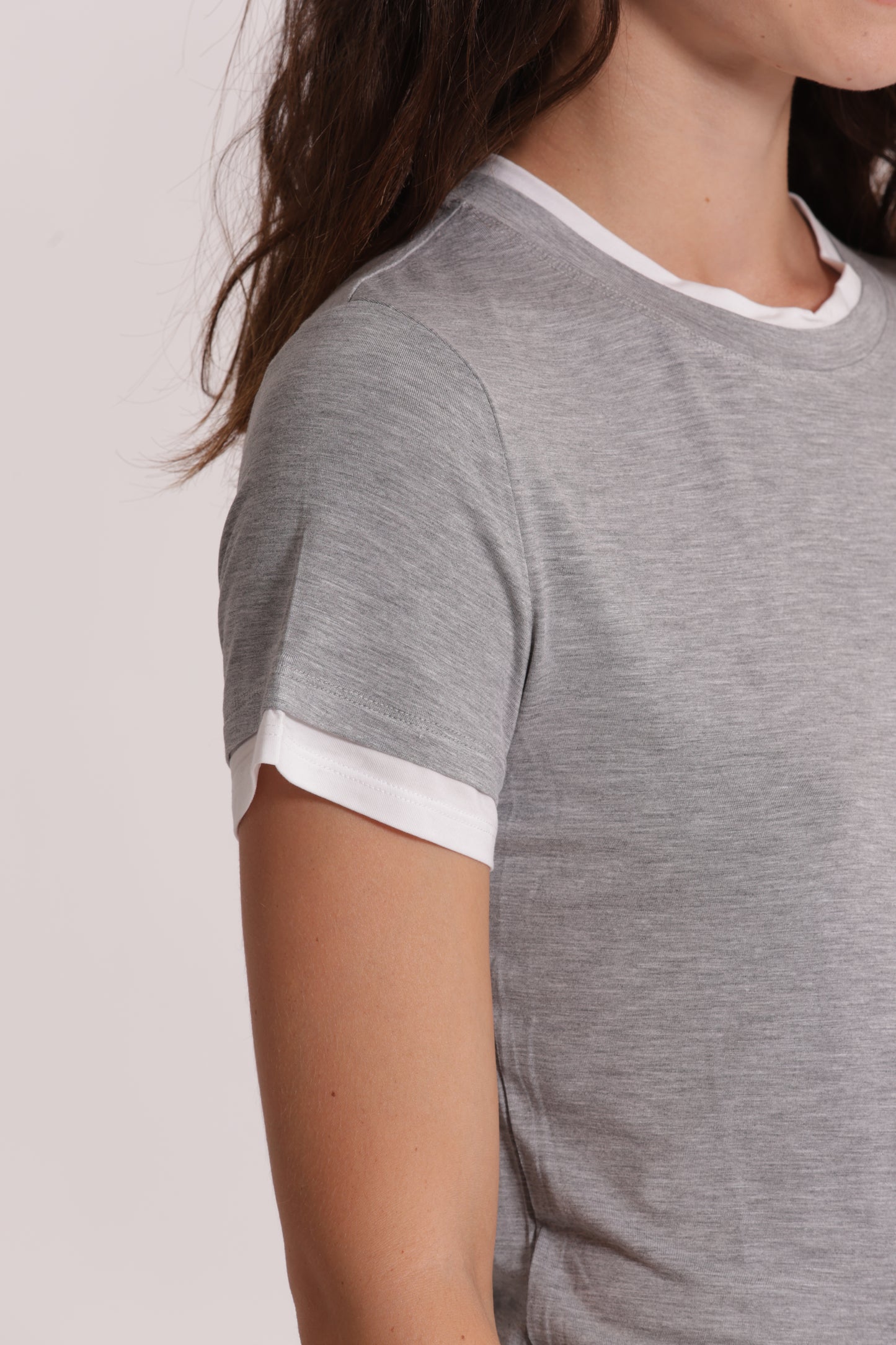 T-SHIRT CON BORDI A CONTRASTO