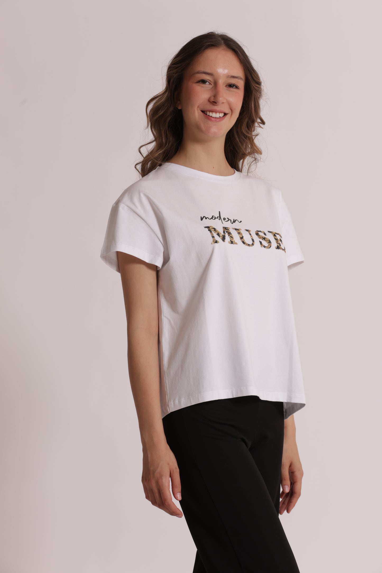 T-SHIRT "MODERN MUSE" CON PAILLETTES