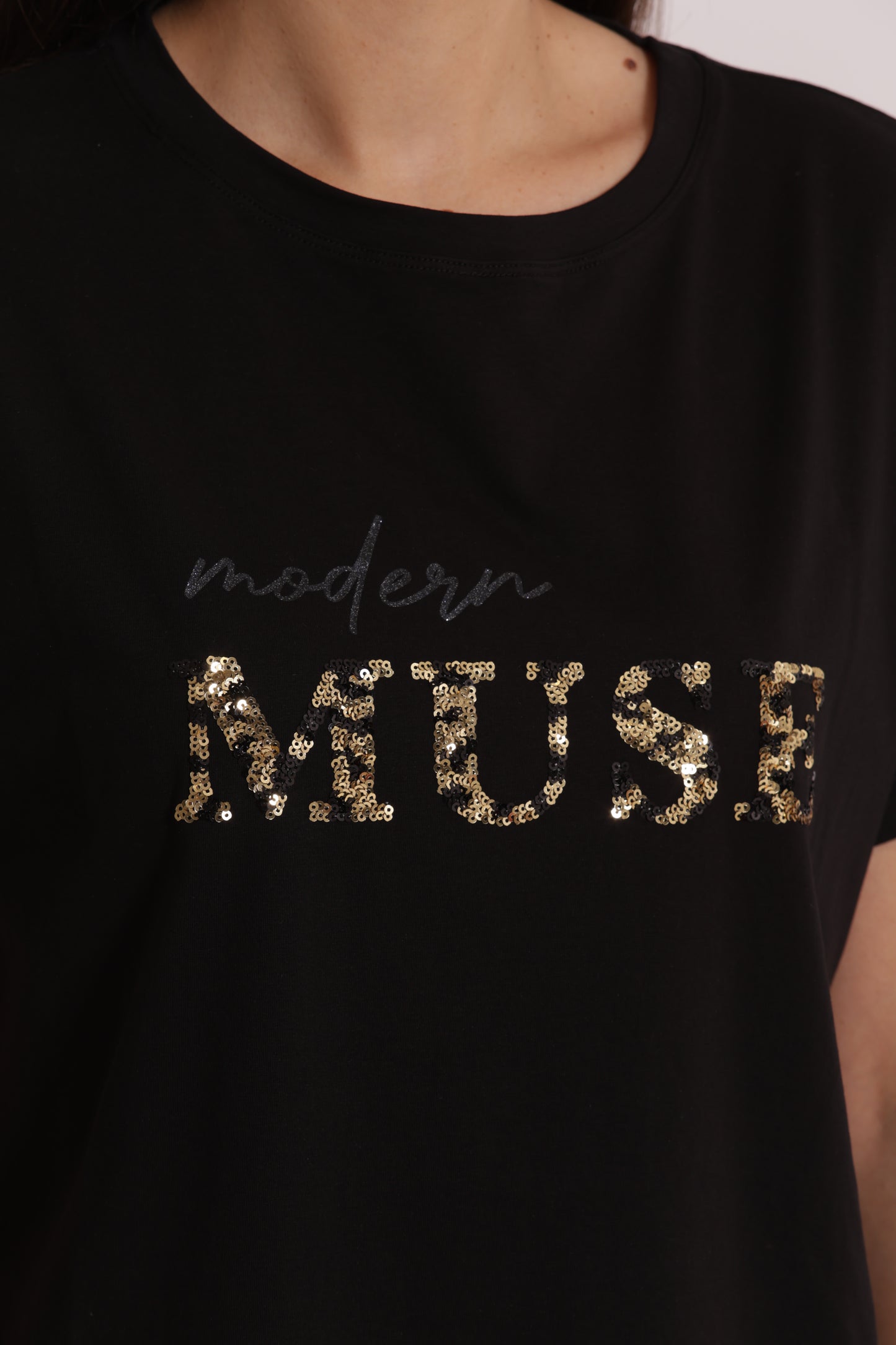 T-SHIRT "MODERN MUSE" CON PAILLETTES