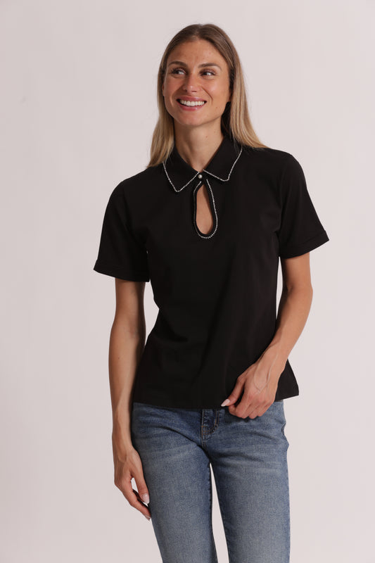 T-SHIRT CON SCOLLO A GOCCIA E RIFINITURA STRASS