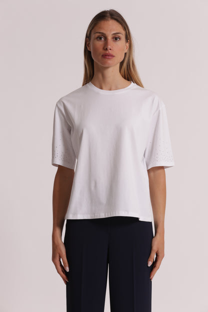 T-SHIRT CON STRASS SULLE MANICHE