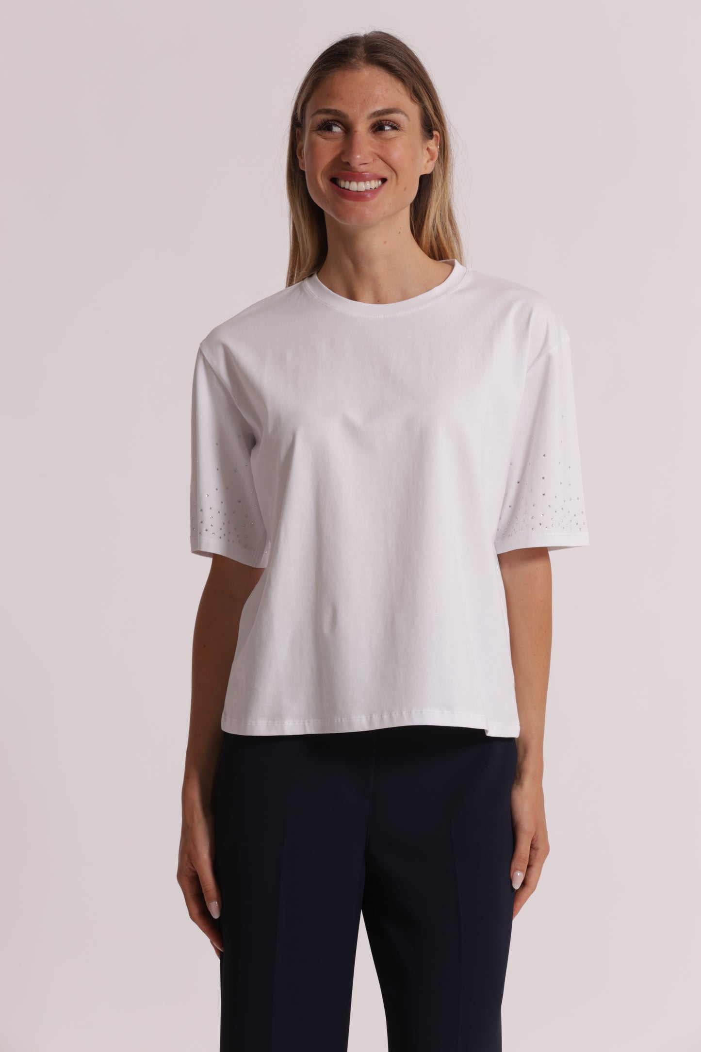 T-SHIRT CON STRASS SULLE MANICHE
