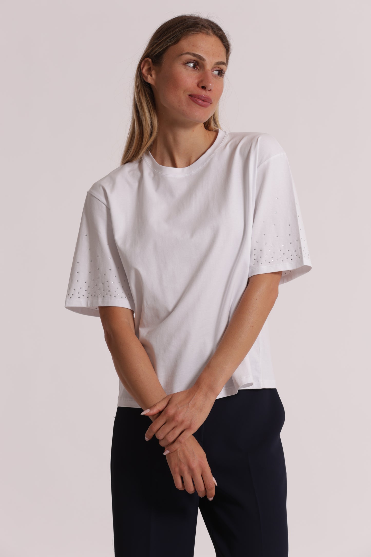 T-SHIRT CON STRASS SULLE MANICHE