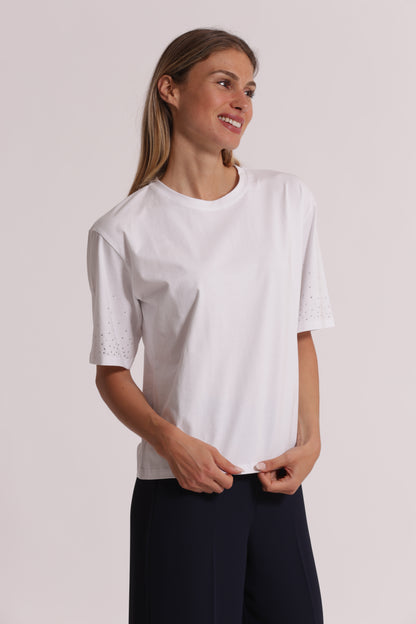 T-SHIRT CON STRASS SULLE MANICHE