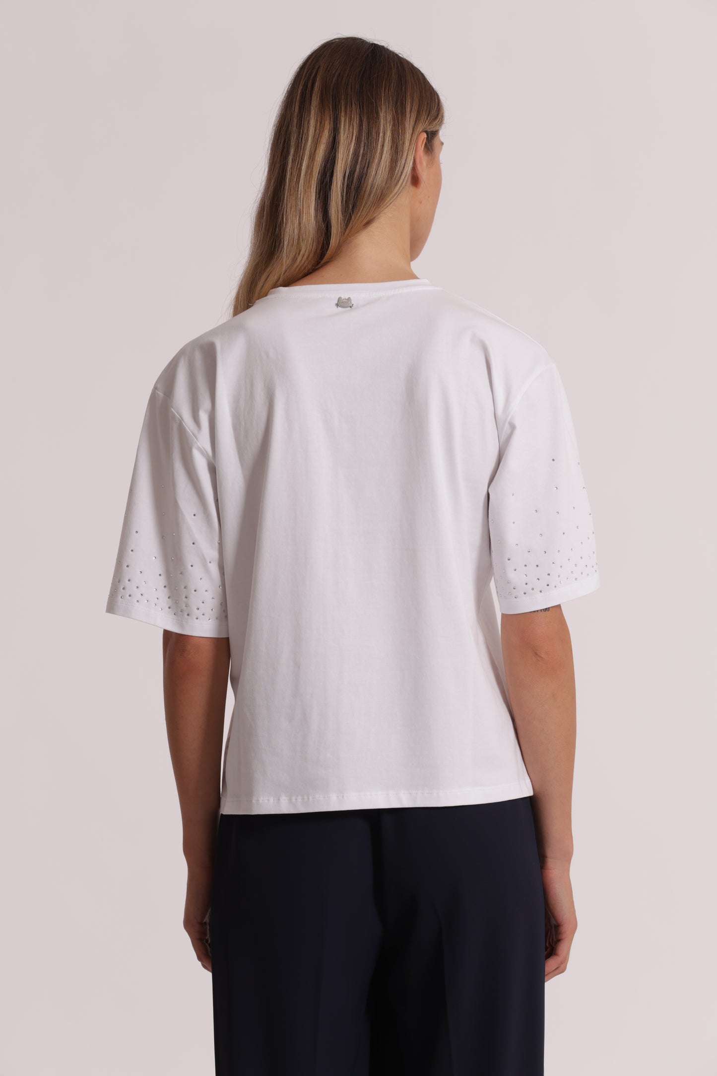 T-SHIRT CON STRASS SULLE MANICHE
