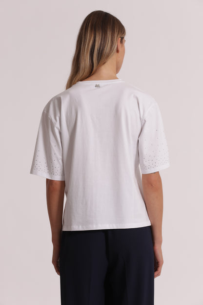 T-SHIRT CON STRASS SULLE MANICHE