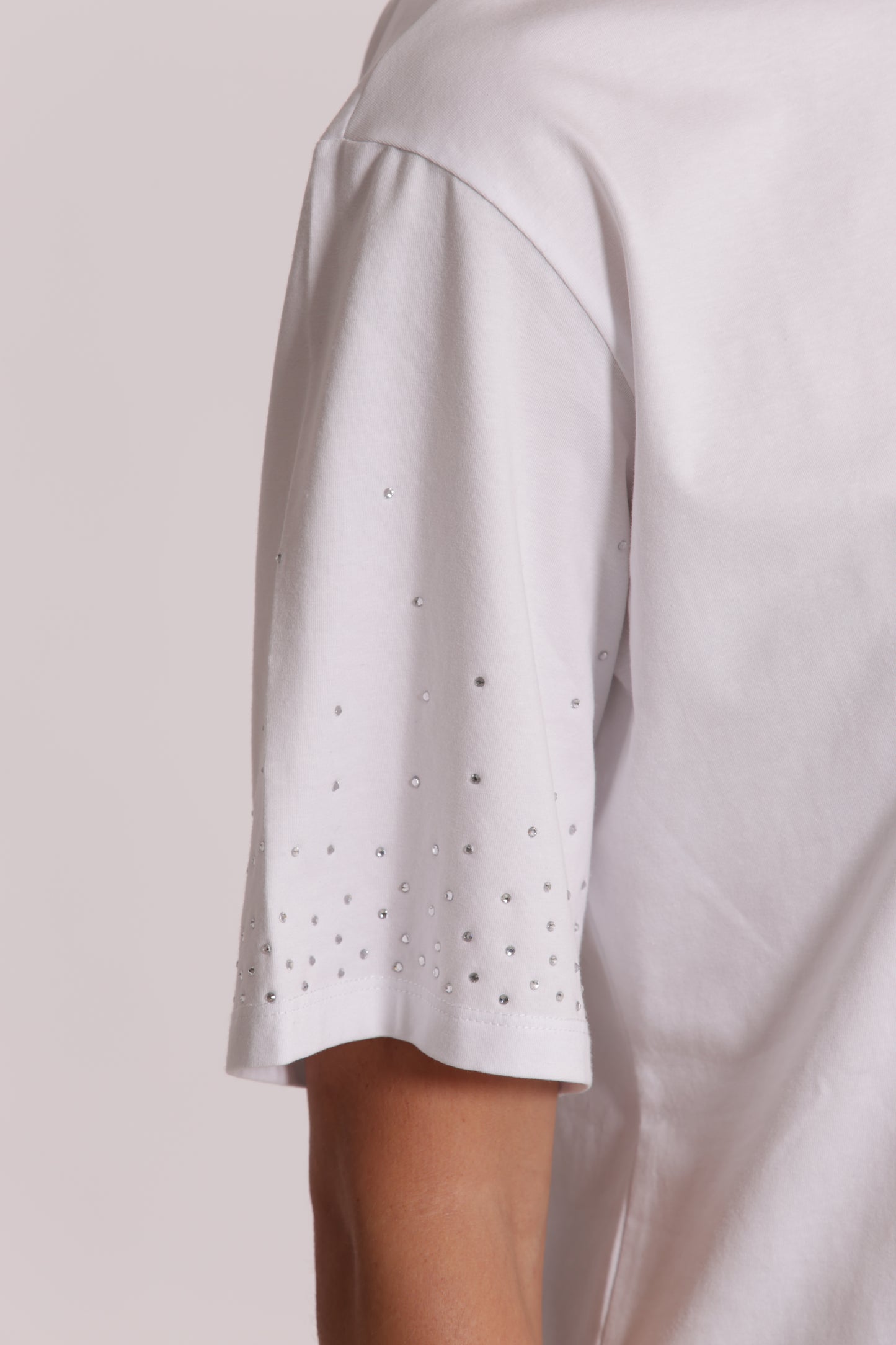 T-SHIRT CON STRASS SULLE MANICHE