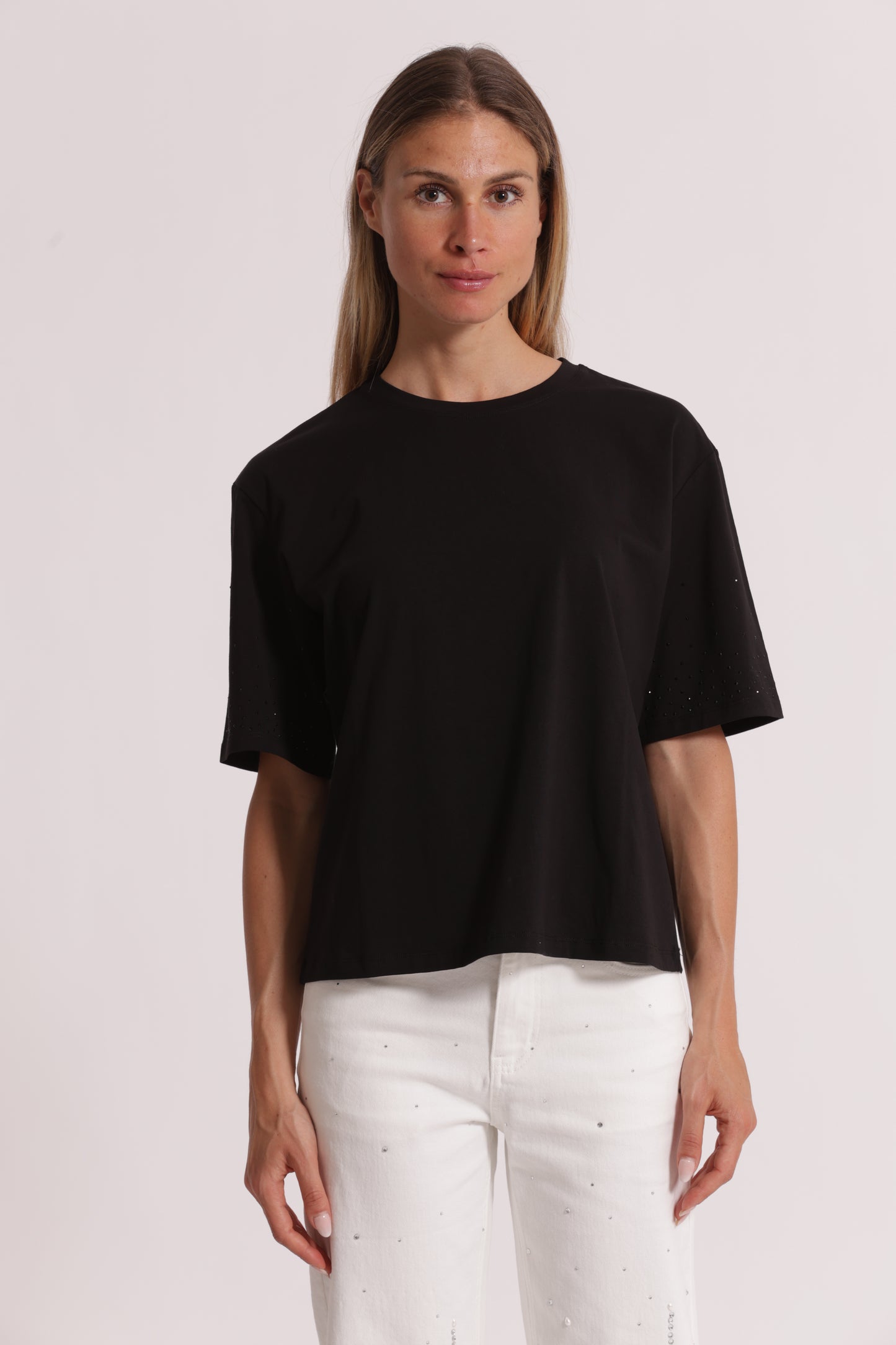 T-SHIRT CON STRASS SULLE MANICHE