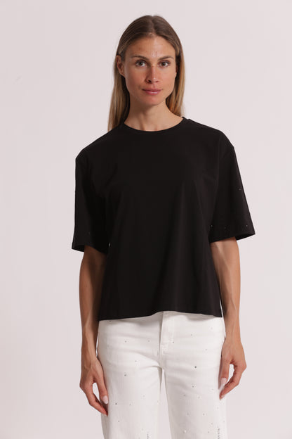 T-SHIRT CON STRASS SULLE MANICHE