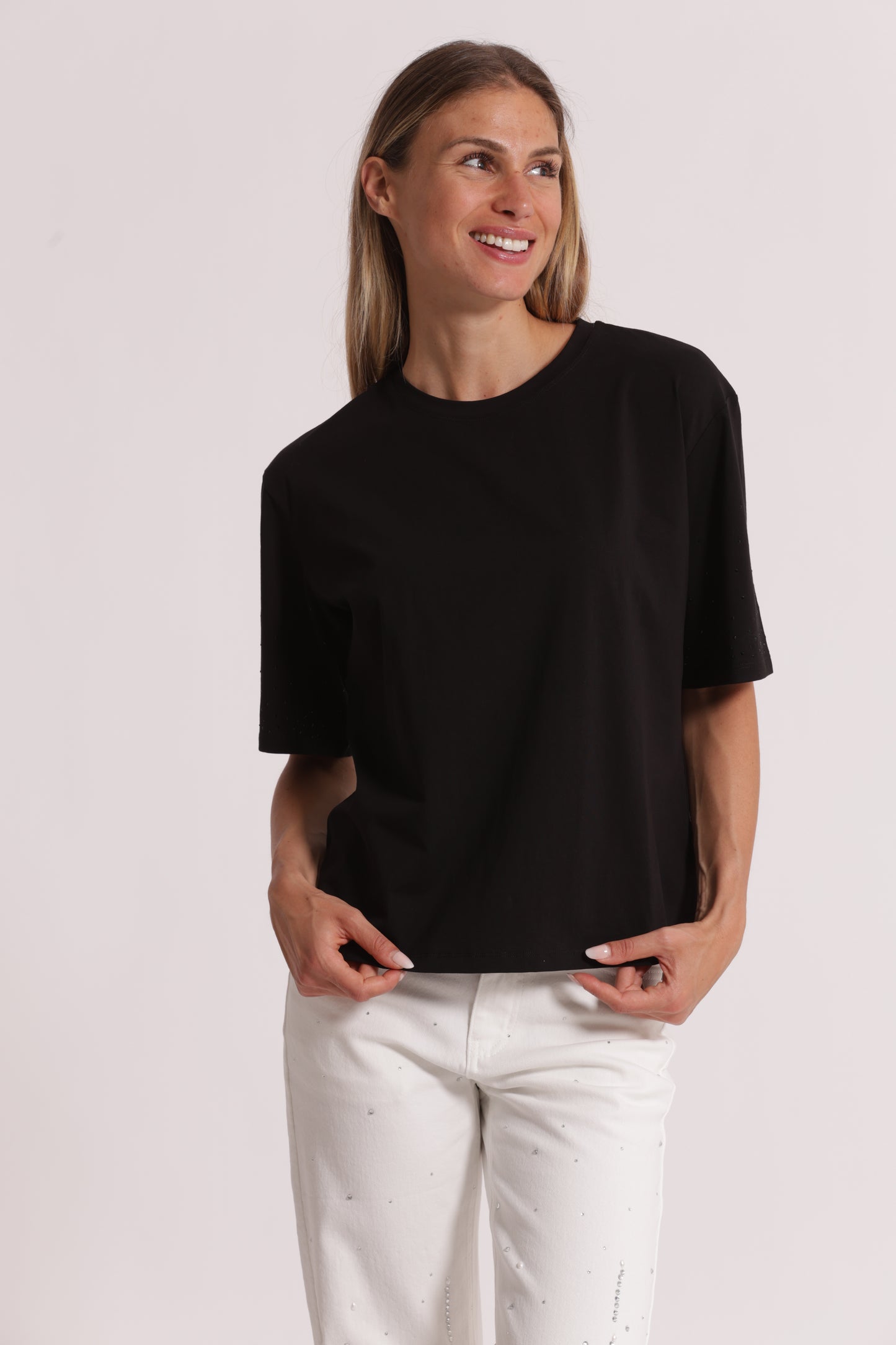 T-SHIRT CON STRASS SULLE MANICHE