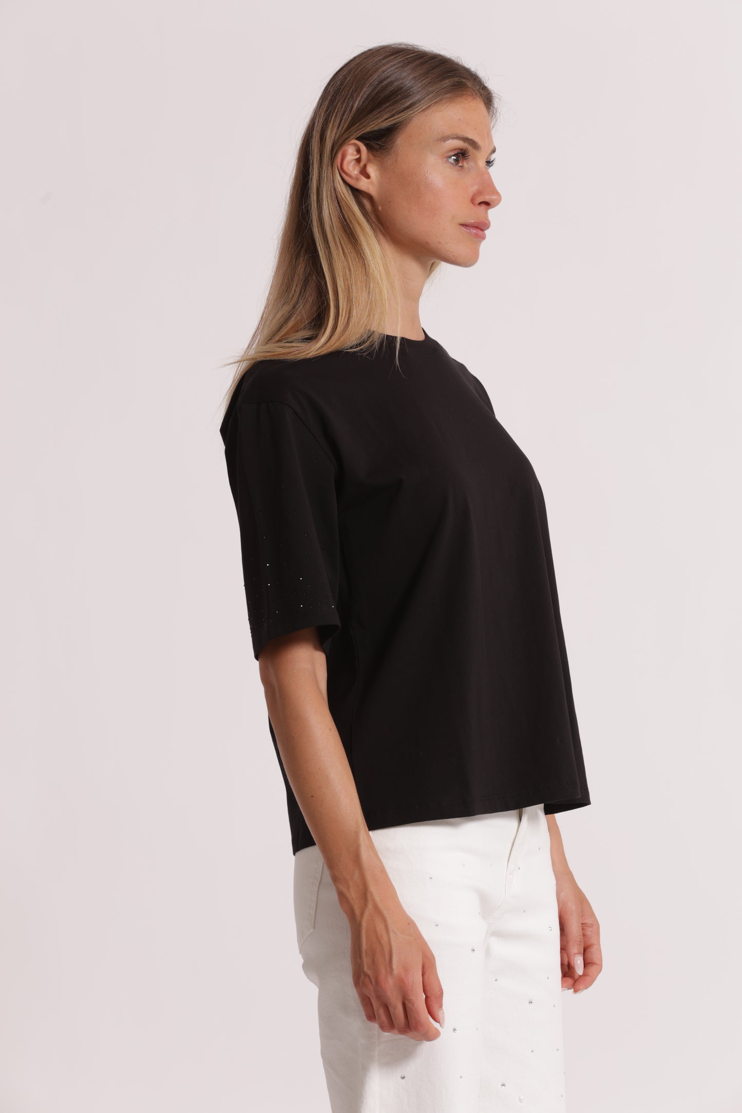 T-SHIRT CON STRASS SULLE MANICHE