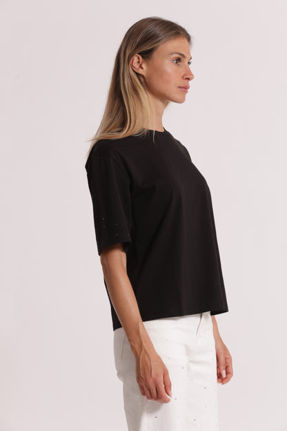 T-SHIRT CON STRASS SULLE MANICHE