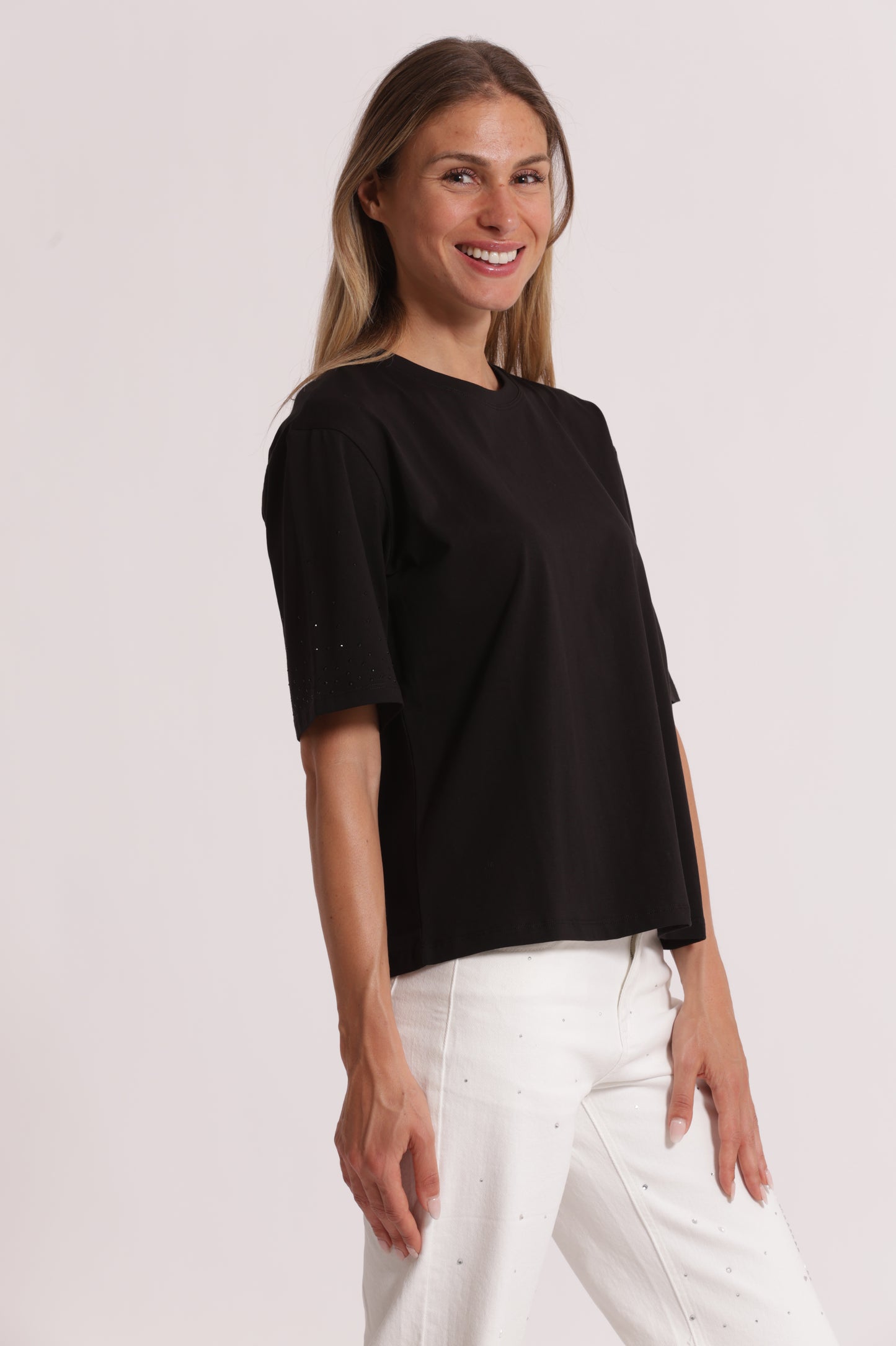 T-SHIRT CON STRASS SULLE MANICHE