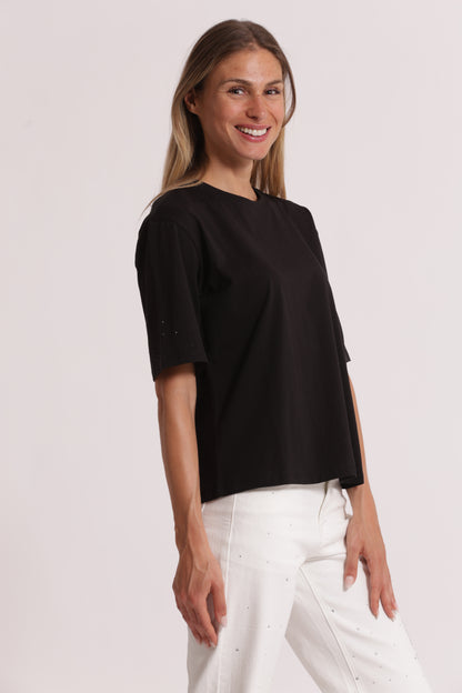 T-SHIRT CON STRASS SULLE MANICHE