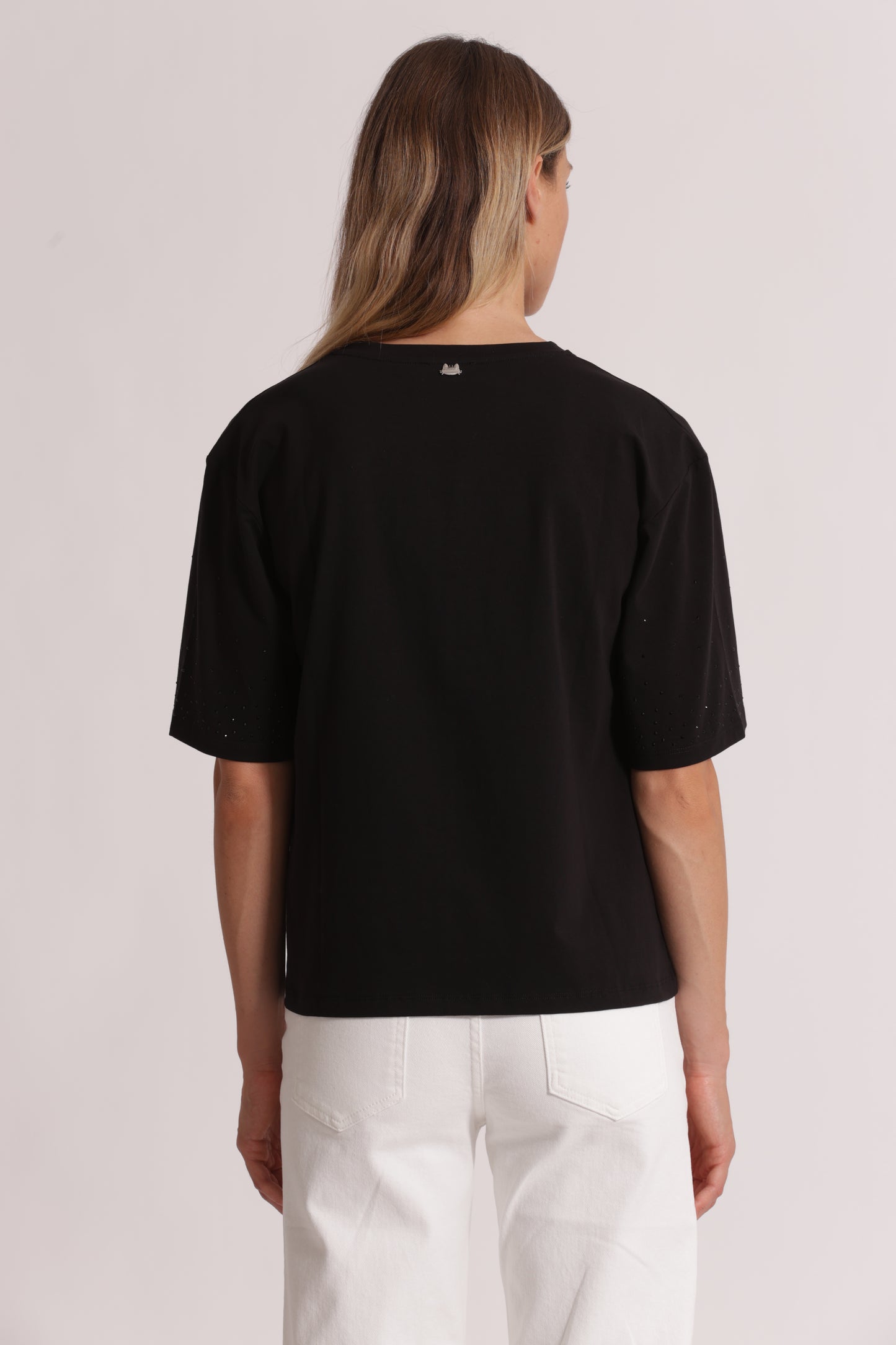 T-SHIRT CON STRASS SULLE MANICHE