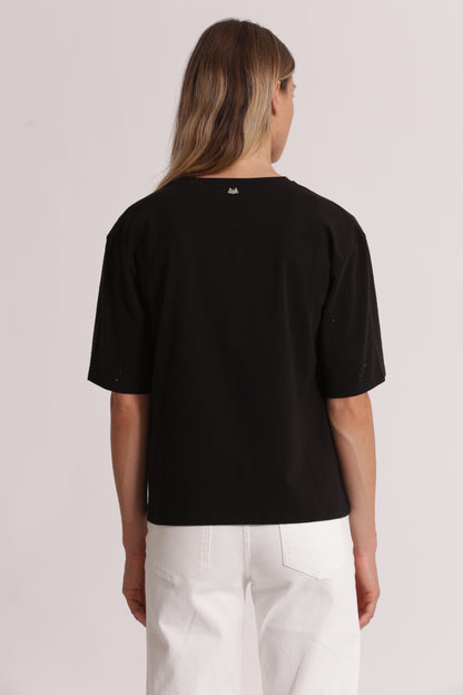 T-SHIRT CON STRASS SULLE MANICHE
