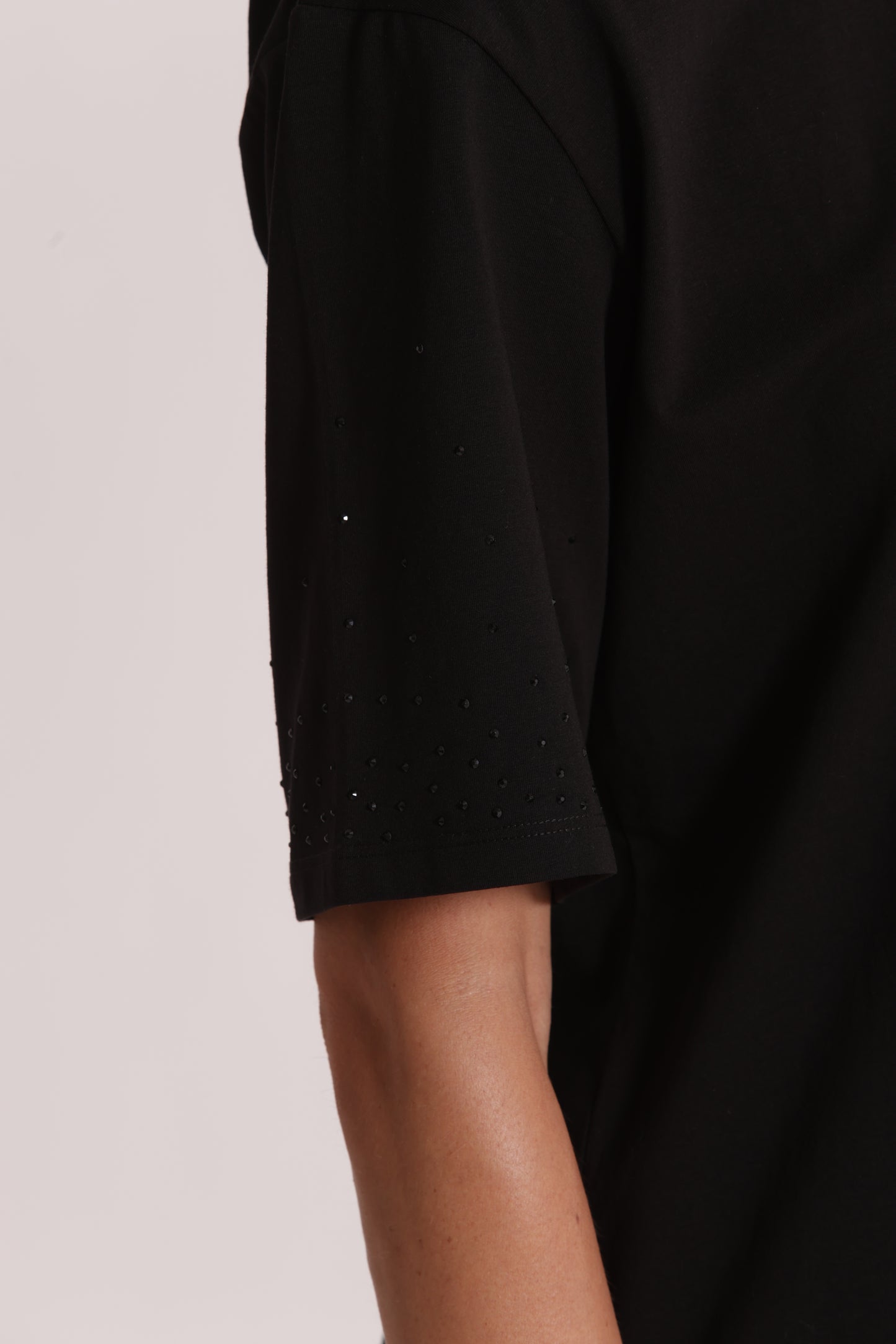 T-SHIRT CON STRASS SULLE MANICHE