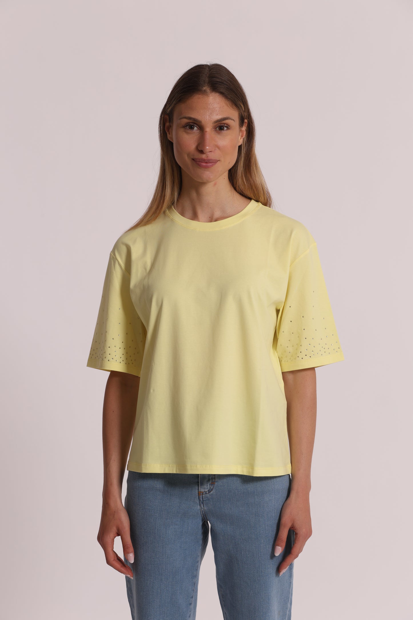 T-SHIRT CON STRASS SULLE MANICHE
