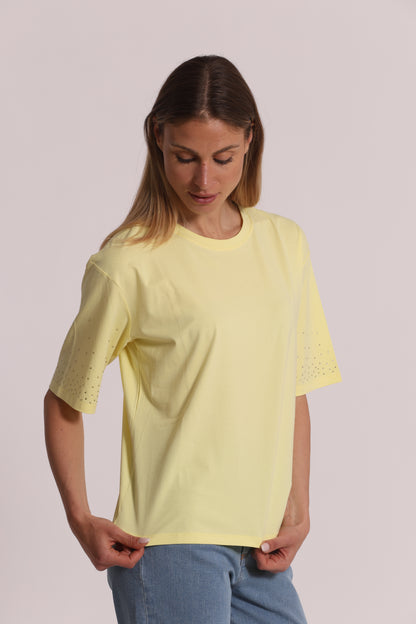 T-SHIRT CON STRASS SULLE MANICHE