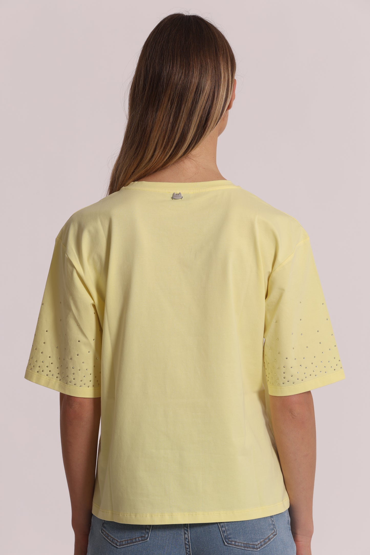 T-SHIRT CON STRASS SULLE MANICHE