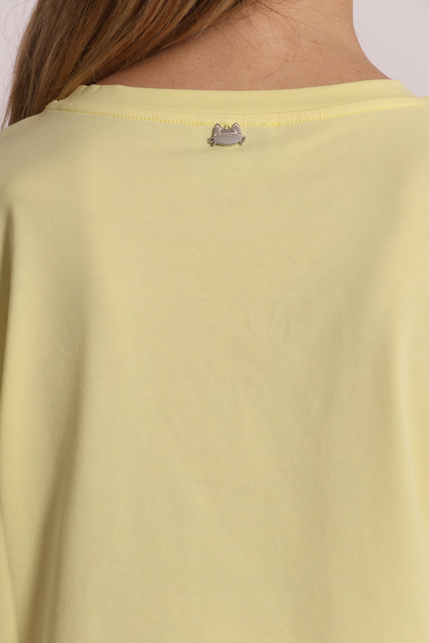 T-SHIRT CON STRASS SULLE MANICHE