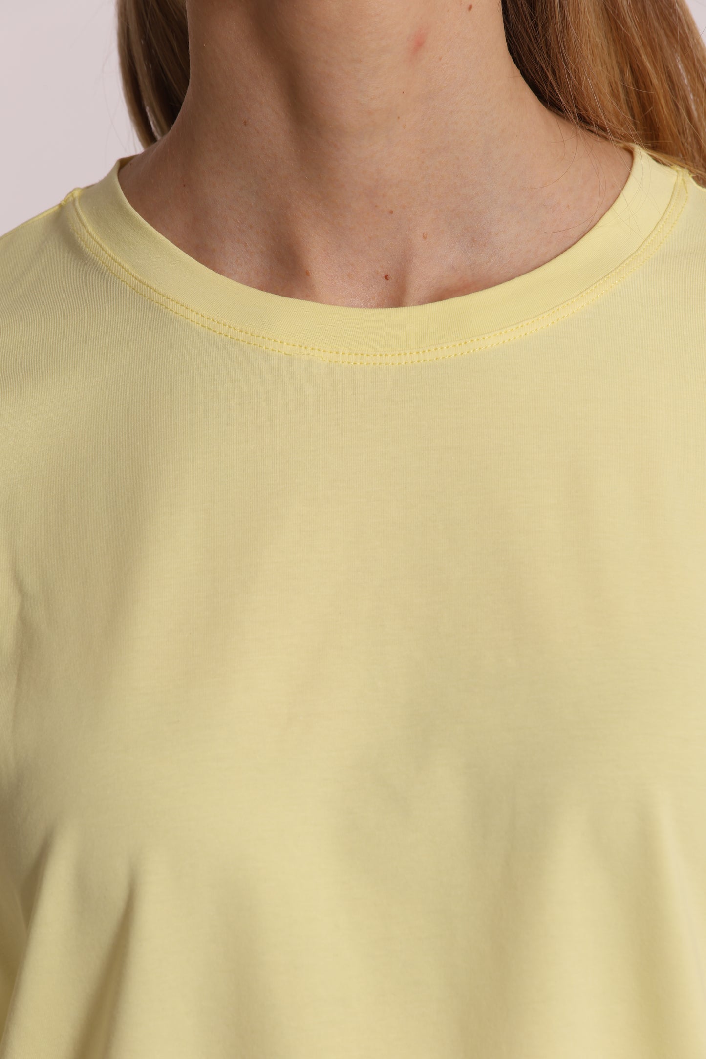 T-SHIRT CON STRASS SULLE MANICHE