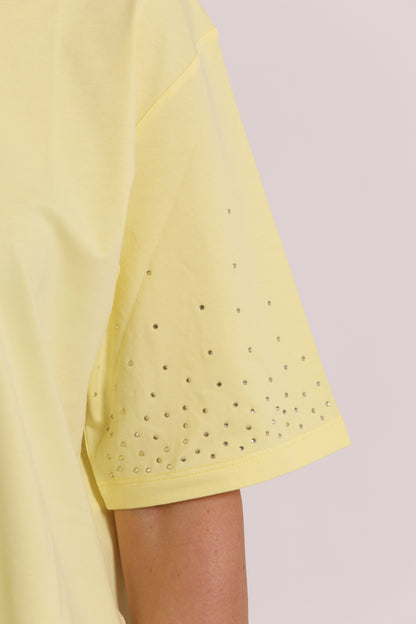 T-SHIRT CON STRASS SULLE MANICHE