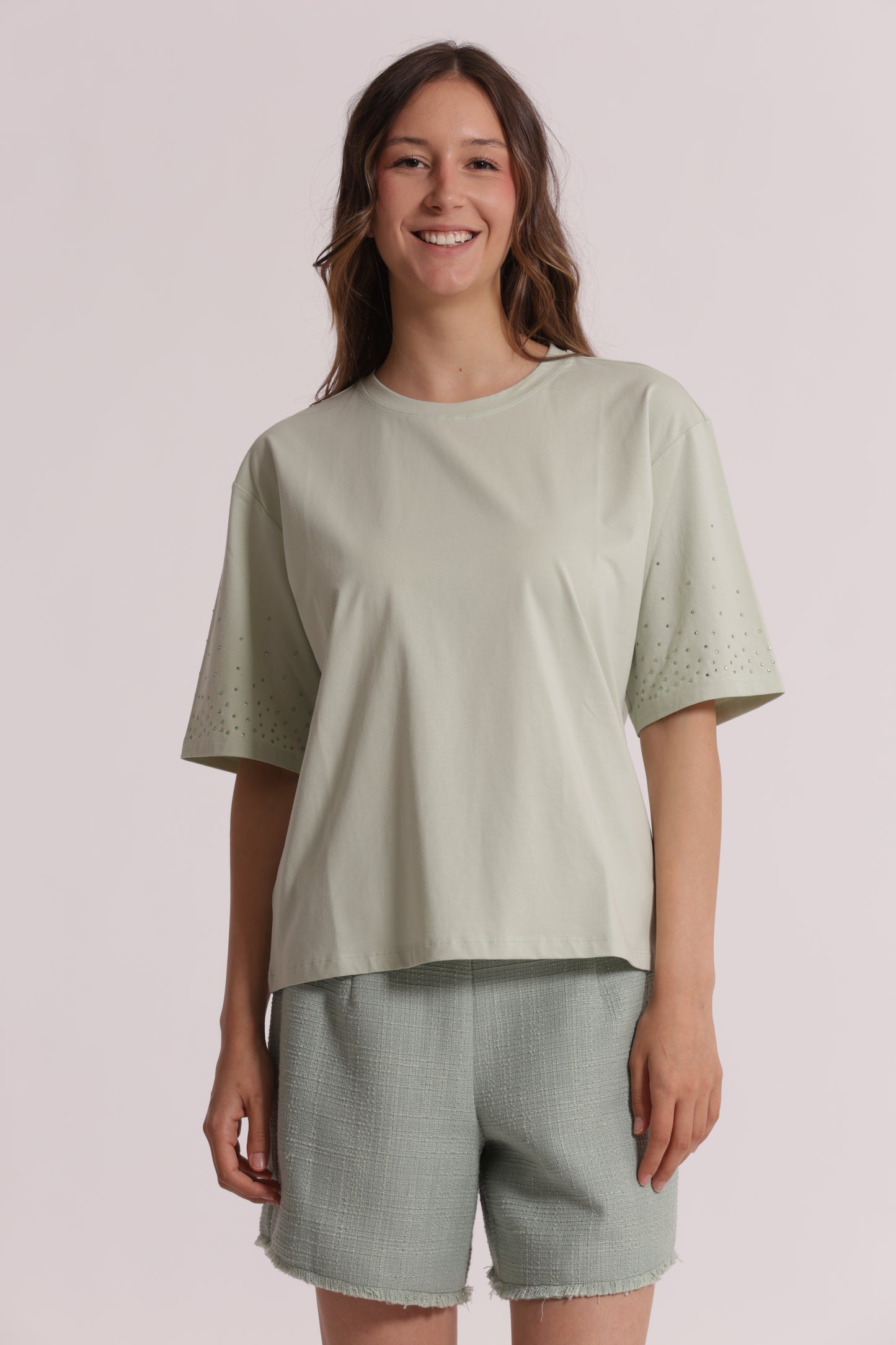 T-SHIRT CON STRASS SULLE MANICHE