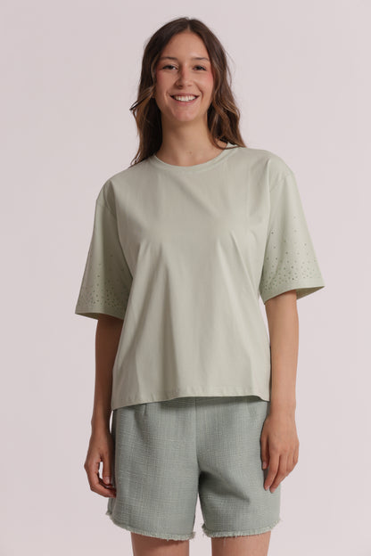 T-SHIRT CON STRASS SULLE MANICHE