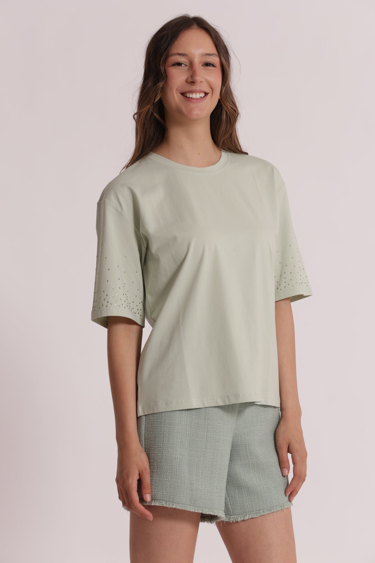 T-SHIRT CON STRASS SULLE MANICHE
