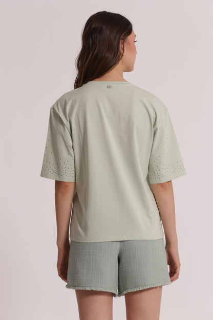 T-SHIRT CON STRASS SULLE MANICHE