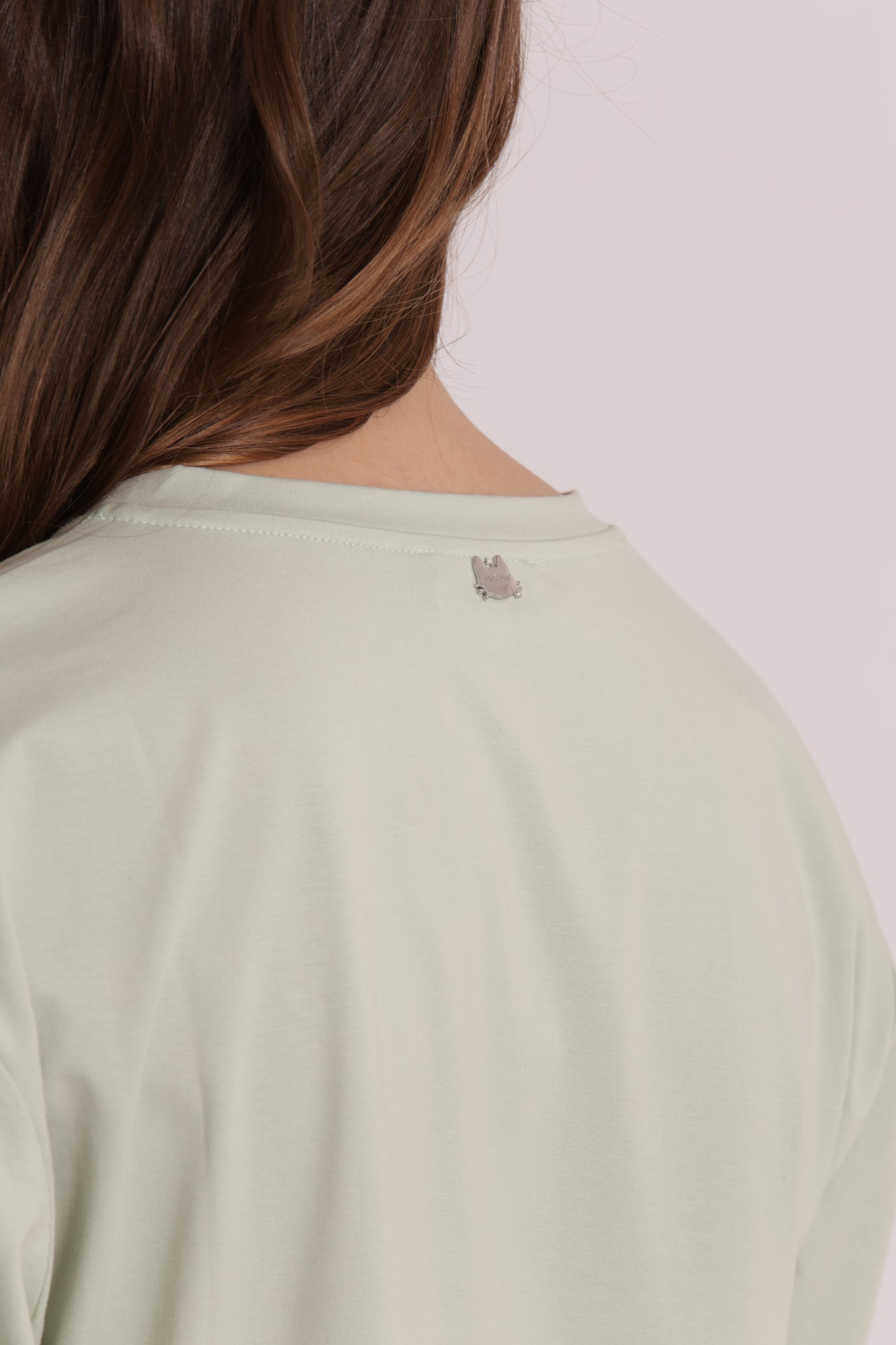 T-SHIRT CON STRASS SULLE MANICHE
