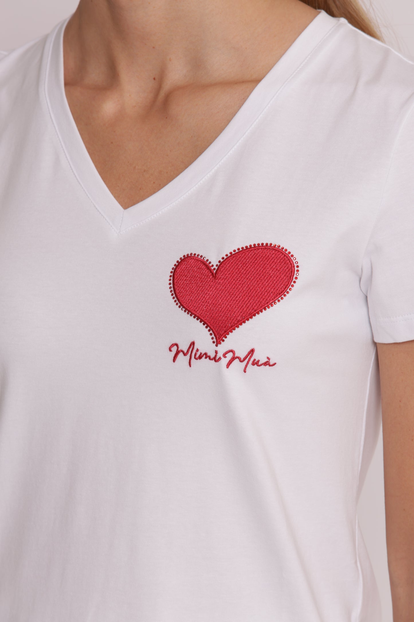 T-SHIRT CON RICAMO CUORE