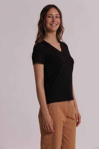 T-SHIRT BASIC CON RICAMO GATTO CON SCOLLO A V