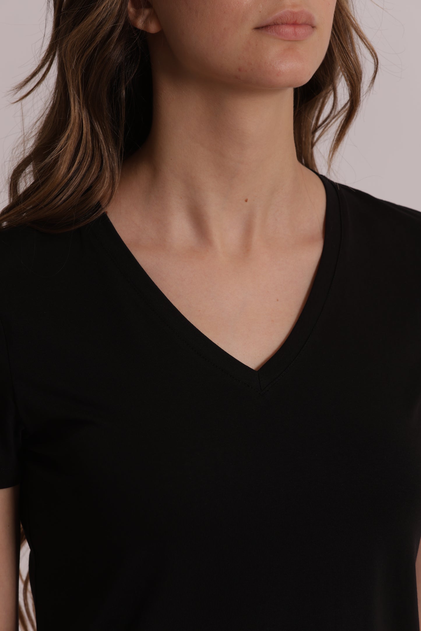 T-SHIRT BASIC CON RICAMO GATTO CON SCOLLO A V