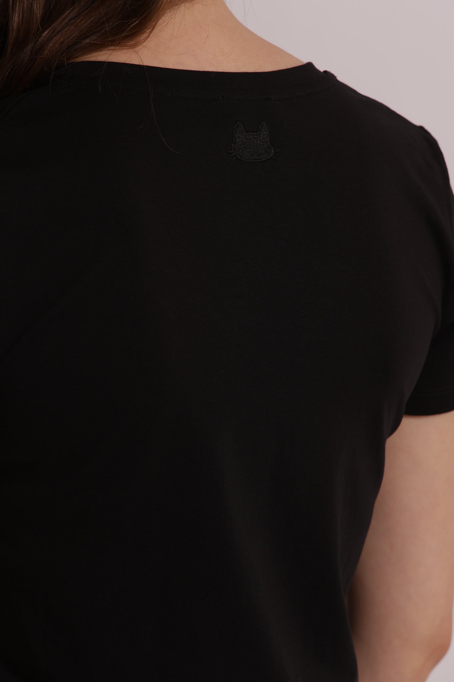 T-SHIRT BASIC CON RICAMO GATTO CON SCOLLO A V