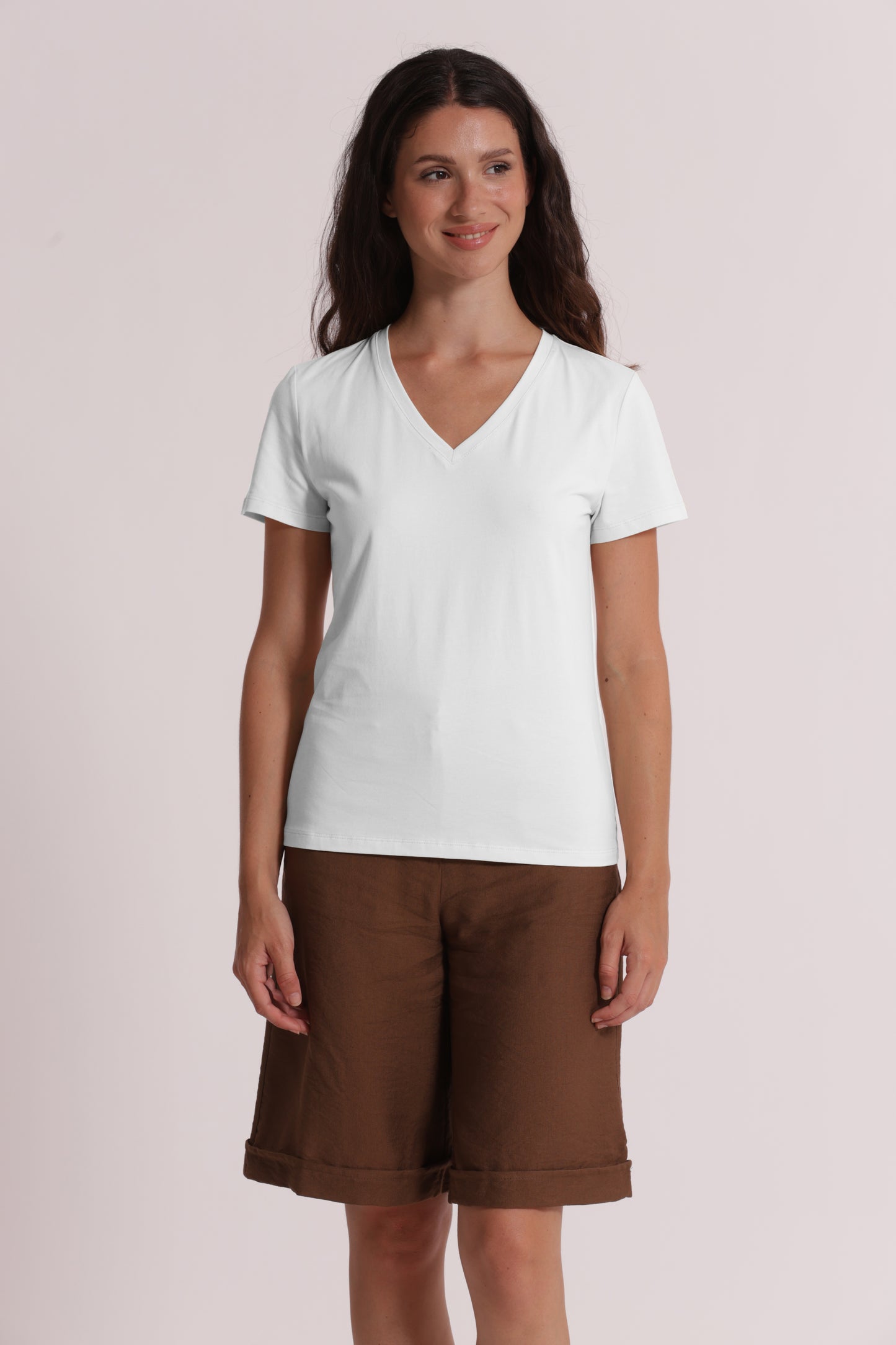 T-SHIRT BASIC CON RICAMO GATTO CON SCOLLO A V