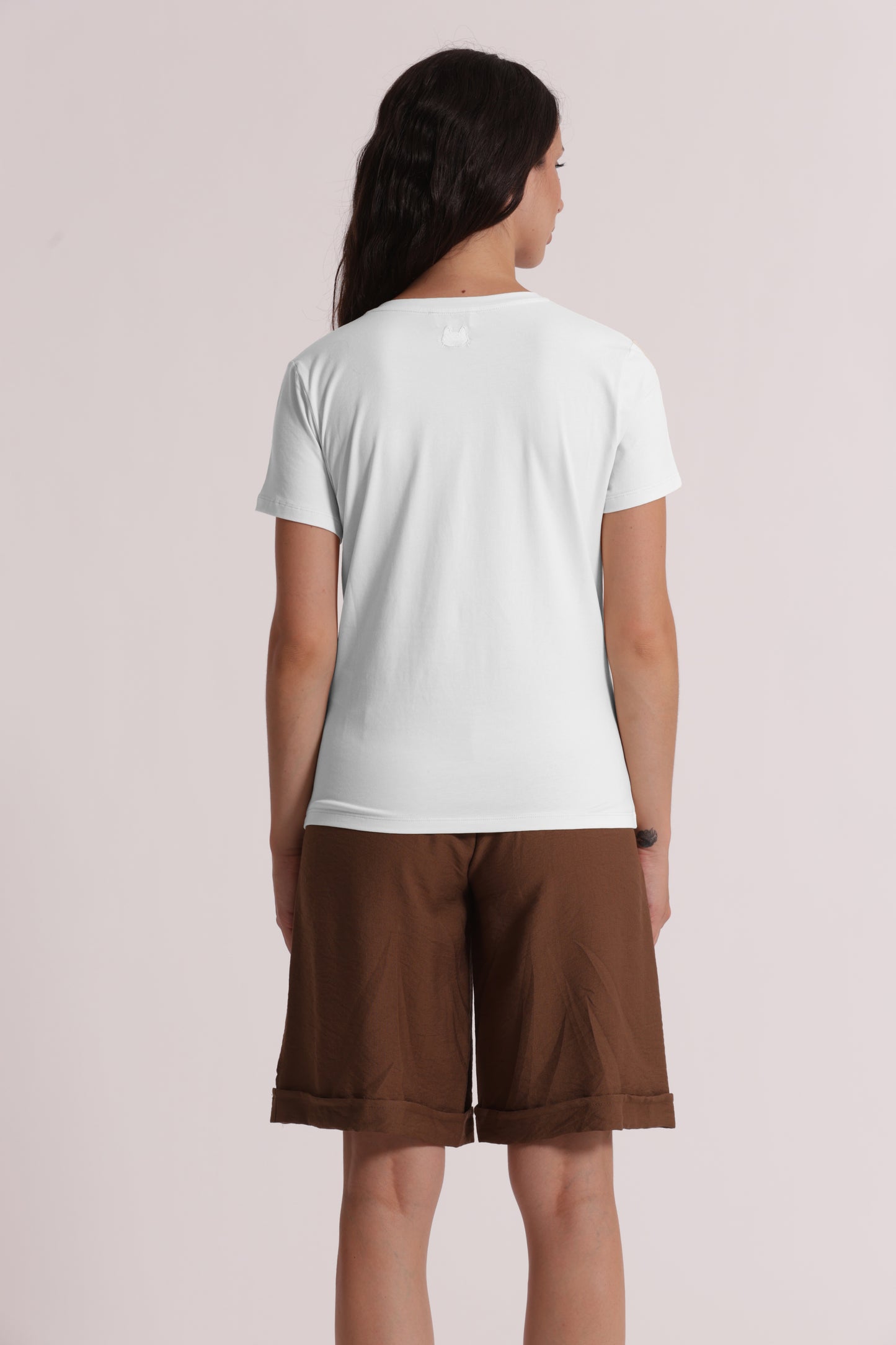T-SHIRT BASIC CON RICAMO GATTO CON SCOLLO A V