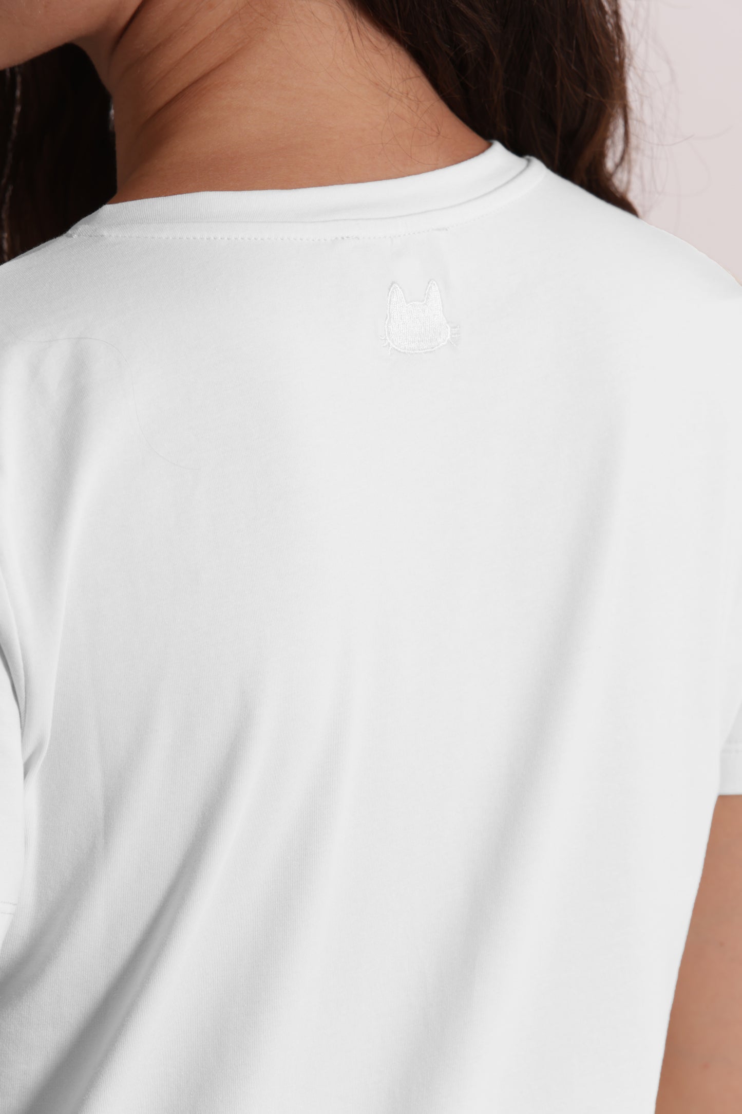 T-SHIRT BASIC CON RICAMO GATTO CON SCOLLO A V