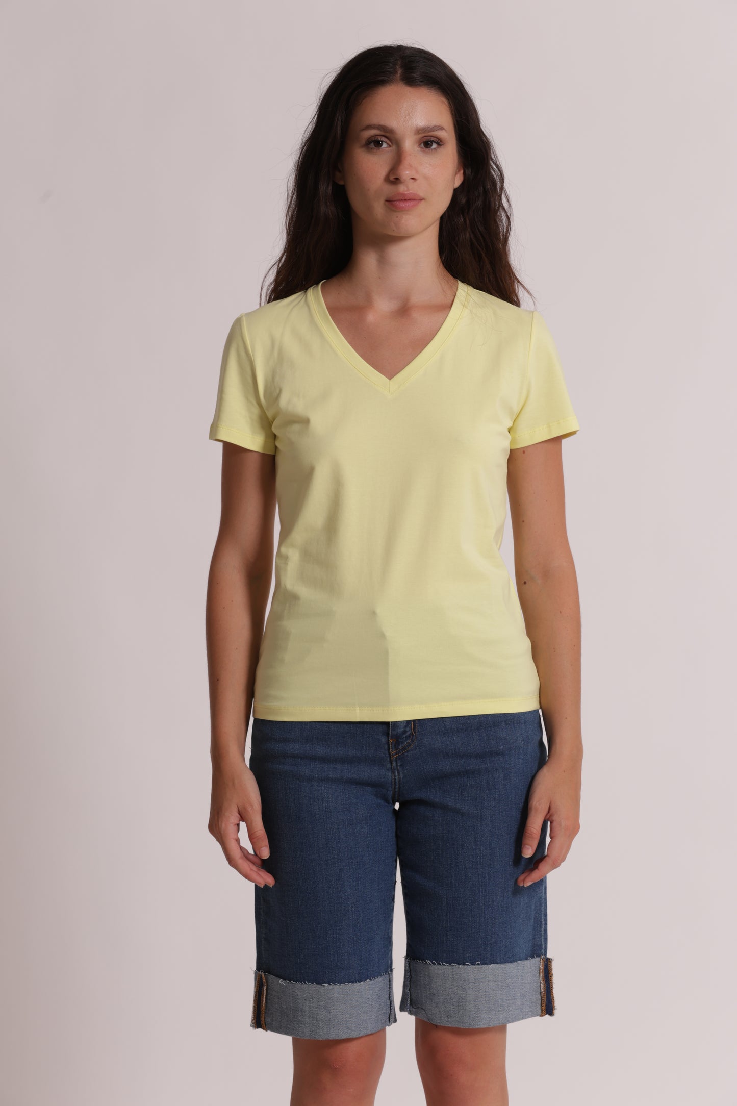 T-SHIRT BASIC CON RICAMO GATTO CON SCOLLO A V